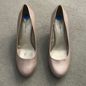 Nude pumps